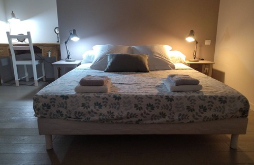 Bourg-Saint-Andeol House | Guesthouse 'Chambre Côté Vignes' with shared pool, communal garden and Wi-Fi