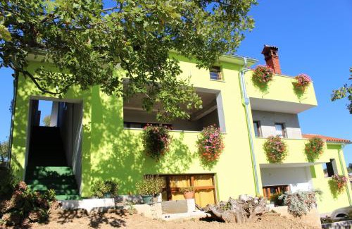 Karojba House | Exceptional Stay at Guesthouse Casetta Verde for Families
