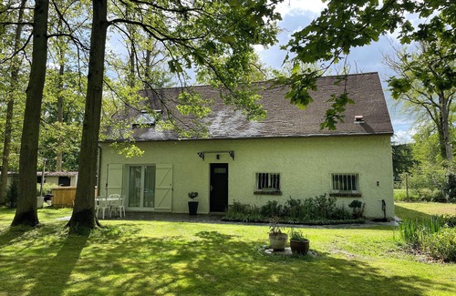 Lamorlaye House | Serene Guesthouse: Peaceful Retreat Near Paris