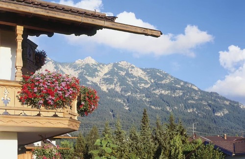 Kruen Apartment | Mountain View Apartment "Bergkristall" with Shared Garden