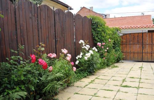 Samokov House | Discover Guesthouse Elizabeth: Family-Friendly Retreat with Hot Tub