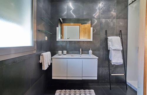 Leiria House | Inviting Guesthouse with Pool, Jacuzzi & 4 Private Suites