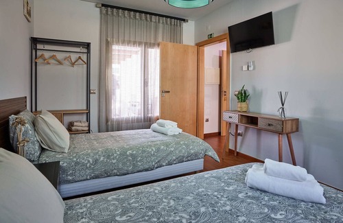 Leiria House | Inviting Guesthouse with Pool, Jacuzzi & 4 Private Suites