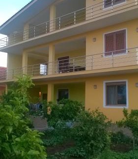 Divjake House | Guesthouse Fatos Biti: Family-Friendly Retreat with Hot Tub
