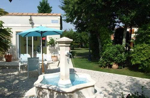 Saint-Aubin-de-Medoc Bed & Breakfast | Guesthouse 'Les Hortensias du Monastère' with Private Pool, Shared Terrace, and Wi-Fi