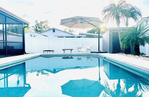 Egypt Lake-Leto House | Guesthouse Hideaway in Tampa–Close to everything-Perfect for Short Stays
