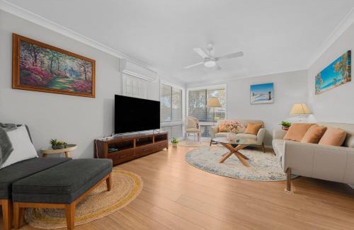 West Gosford House | Cozy Guesthouse in W Gosford Centre with Unique Amenities