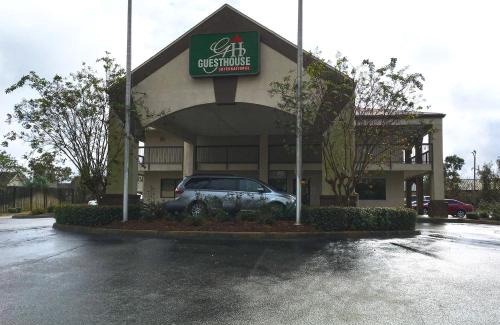 Dothan Hotel | Pet-Friendly GuestHouse Inn Dothan with Pool & Family Perks