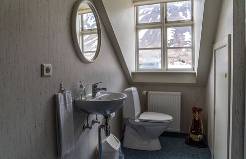 Isafjordur House | Discover Guesthouse Isafjordur Gamla: Family-Friendly Retreat