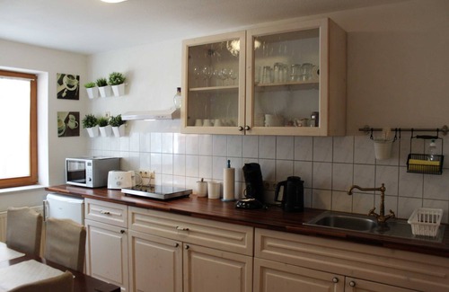Rust Apartment | Top-Rated Guesthouse Kril with Kitchen & Family Amenities