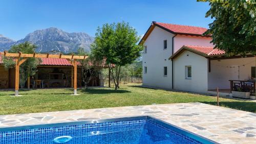 Jala Ski Chalet | Cozy Getaway Near Mount Çika, Horë Vranisht with Pool