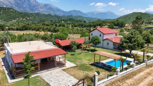 Jala Ski Chalet | Cozy Getaway Near Mount Çika, Horë Vranisht with Pool