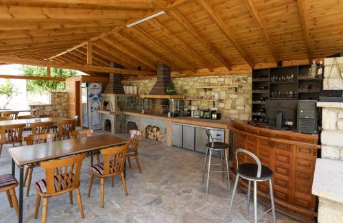Jala Ski Chalet | Cozy Getaway Near Mount Çika, Horë Vranisht with Pool