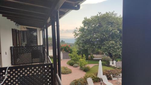 Kamarina Apartment | Oceanfront Guesthouse Michobeis with Pool & Kid-Friendly Fun