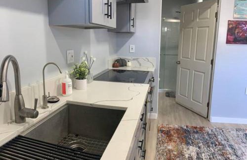 Santa Ana Apartment | Family-Friendly Guesthouse Near Disney with Private Parking