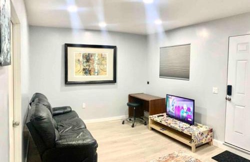 Santa Ana Apartment | Family-Friendly Guesthouse Near Disney with Private Parking