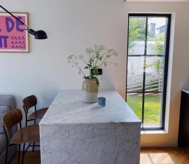 Saro House | Ideal Guesthouse Steps from the Ocean with Hot Tub
