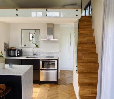 Saro House | Ideal Guesthouse Steps from the Ocean with Hot Tub