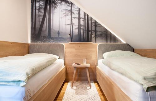Zelezniki House | Exceptional Stay at Guesthouse Pri Zalogarju with Dining