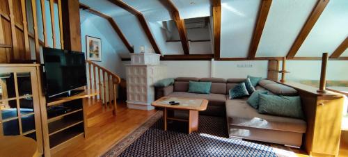 Zelezniki House | Exceptional Stay at Guesthouse Pri Zalogarju with Dining