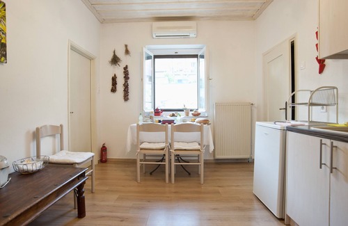 Arachova House | Scenic Guesthouse Simou with Breakfast and Kitchen Access