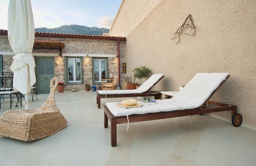 Arachova House | Scenic Guesthouse Simou with Breakfast and Kitchen Access