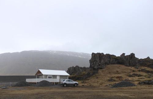 Hornafjörður House | Cozy Guesthouse Skálafell: Family-Friendly with Breakfast