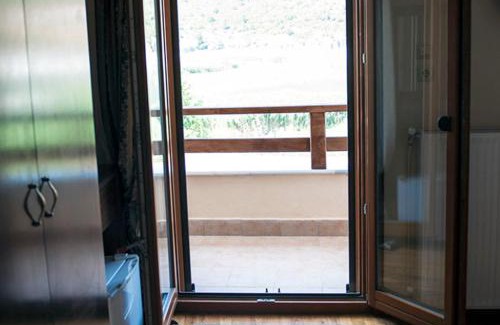 Psarades House | Budget-Friendly Guesthouse Syntrofia with Family Amenities