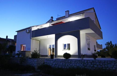 Gradina House | Ideal Stay at Guesthouse Villa DomeNico with Hot Tub & Breakfast