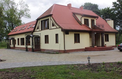 Berezhkovskoye Hotel | Inviting Guesthouse Waldhauzen: Pet-Friendly & Family Amenities