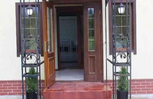 Berezhkovskoye Hotel | Inviting Guesthouse Waldhauzen: Pet-Friendly & Family Amenities