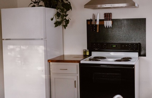 Johnson City Apartment | Guesthouse walking distance from downtown square in Johnson City