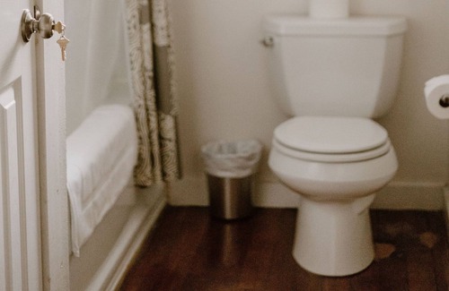 Johnson City Apartment | Guesthouse walking distance from downtown square in Johnson City