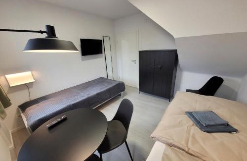 Juelich Apartment | Cozy Guesthouse WI Rooms with Full Kitchen Amenities
