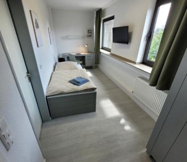 Juelich Apartment | Cozy Guesthouse WI Rooms with Full Kitchen Amenities