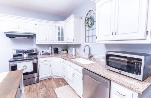 Fostoria House | Top-Rated Guesthouse with King Bed & Custom Bath Amenities