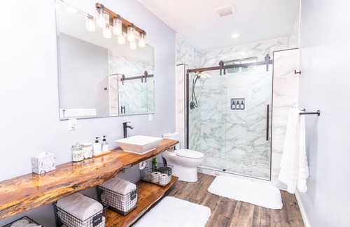 Fostoria House | Top-Rated Guesthouse with King Bed & Custom Bath Amenities