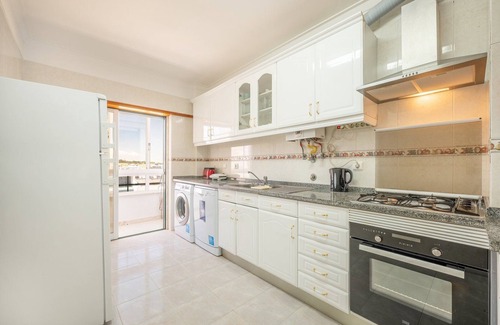 Charneca de Caparica e Sobreda Apartment | Oceanfront Haven: GuestReady - Caparica Beach Retreat