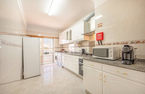 Charneca de Caparica e Sobreda Apartment | Oceanfront Haven: GuestReady - Caparica Beach Retreat