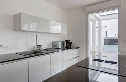 Le Bouscat Apartment | Stylish 2 BR Terrace Retreat Near Bordeaux with Great Amenities