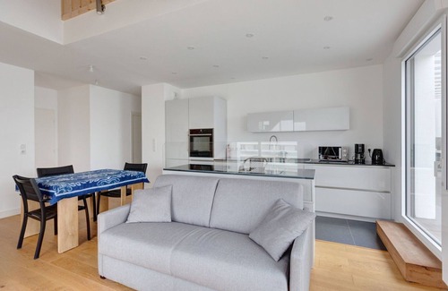Le Bouscat Apartment | Stylish 2 BR Terrace Retreat Near Bordeaux with Great Amenities