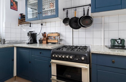 Shacklewell Apartment | GuestReady - Your Ideal Retreat with Spa & Family Amenities
