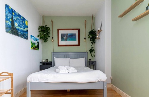 Shacklewell Apartment | GuestReady - Your Ideal Retreat with Spa & Family Amenities