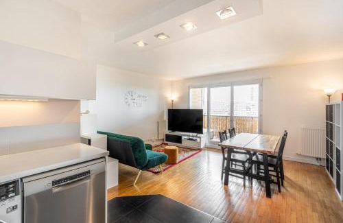 Faubourg de l'Arche Apartment | Elegant Stay at GuestReady, Steps from the Eiffel Tower