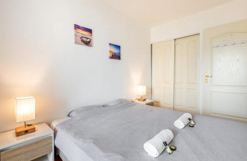 Faubourg de l'Arche Apartment | Elegant Stay at GuestReady, Steps from the Eiffel Tower