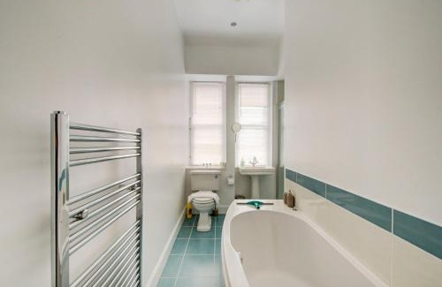 Bruntsfield Apartment | Family-Friendly GuestReady Apartment Near The Meadows