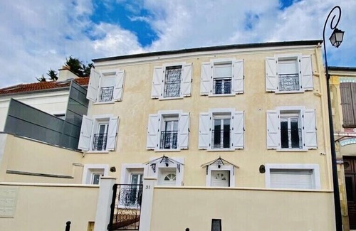 Montevrain Apartment | Discover GuestReady: Cozy Studio Steps from Disneyland