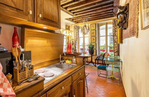 Paris City Center Apartment | Elegant Gilded Beauty Steps from Sainte-Chapelle