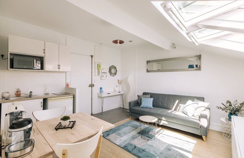 Saint-Cloud Apartment | GuestReady - Bright 1BD Apartment with Spa & Breakfast