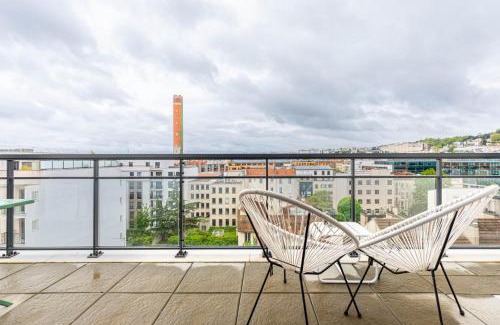 Suresnes Apartment | Exceptional Stay at GuestReady: Chic Retreat with Balcony